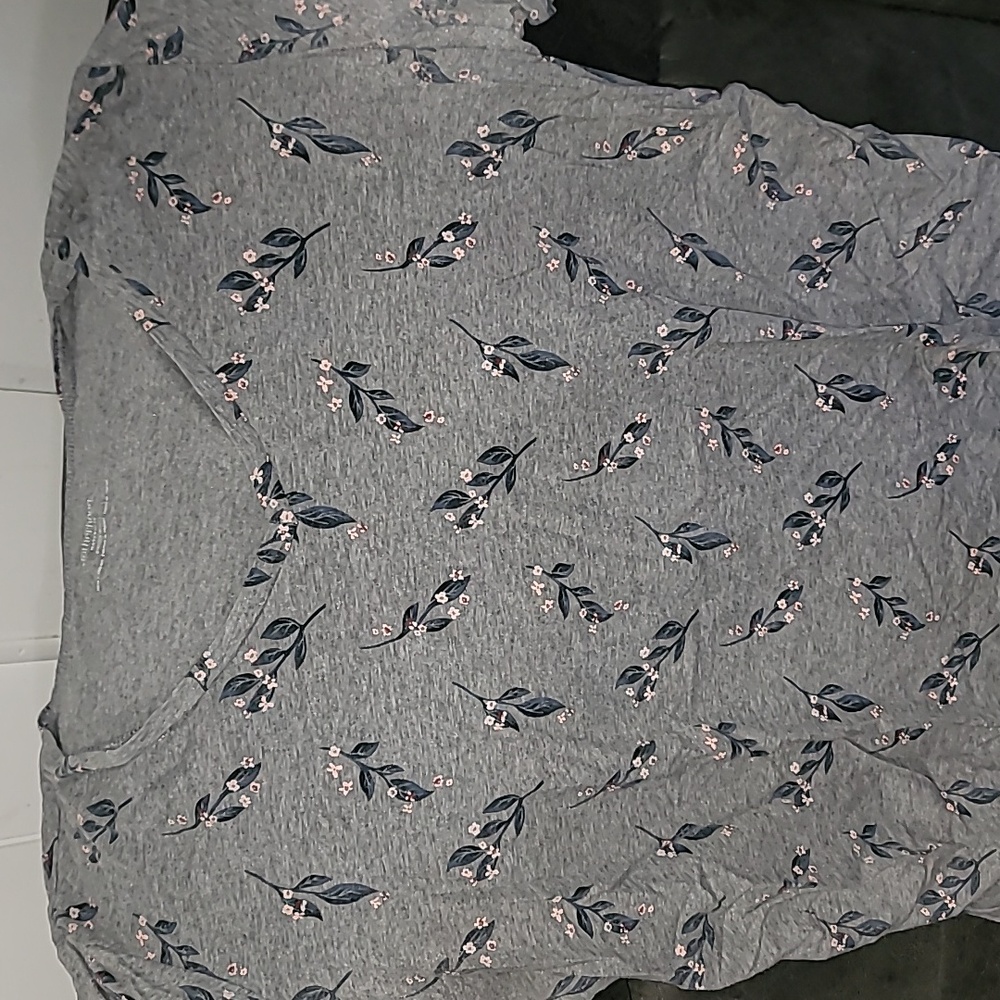 MOTHERHOOD MATERNITY Gray Floral Ruched Side Short-Sleeve Tee Shirt